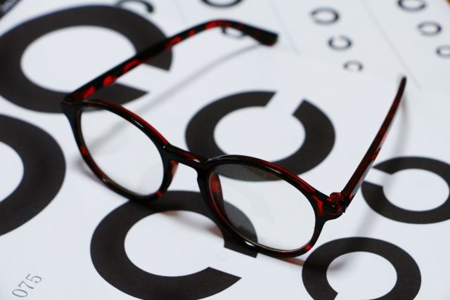 視力検査表と眼鏡